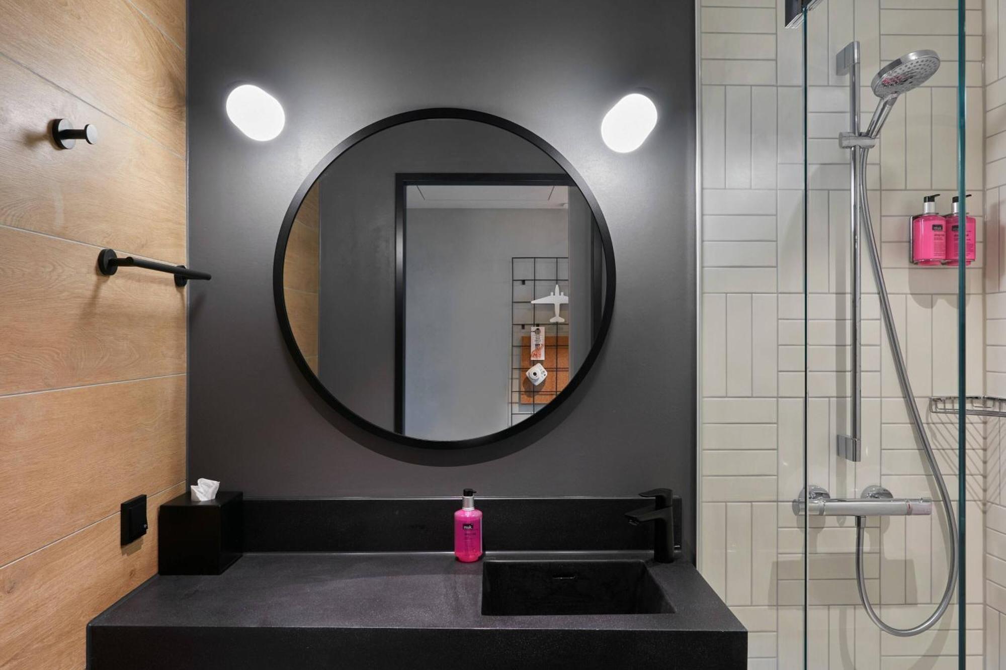 Hotel Moxy Cologne Bonn Airport Esterno foto