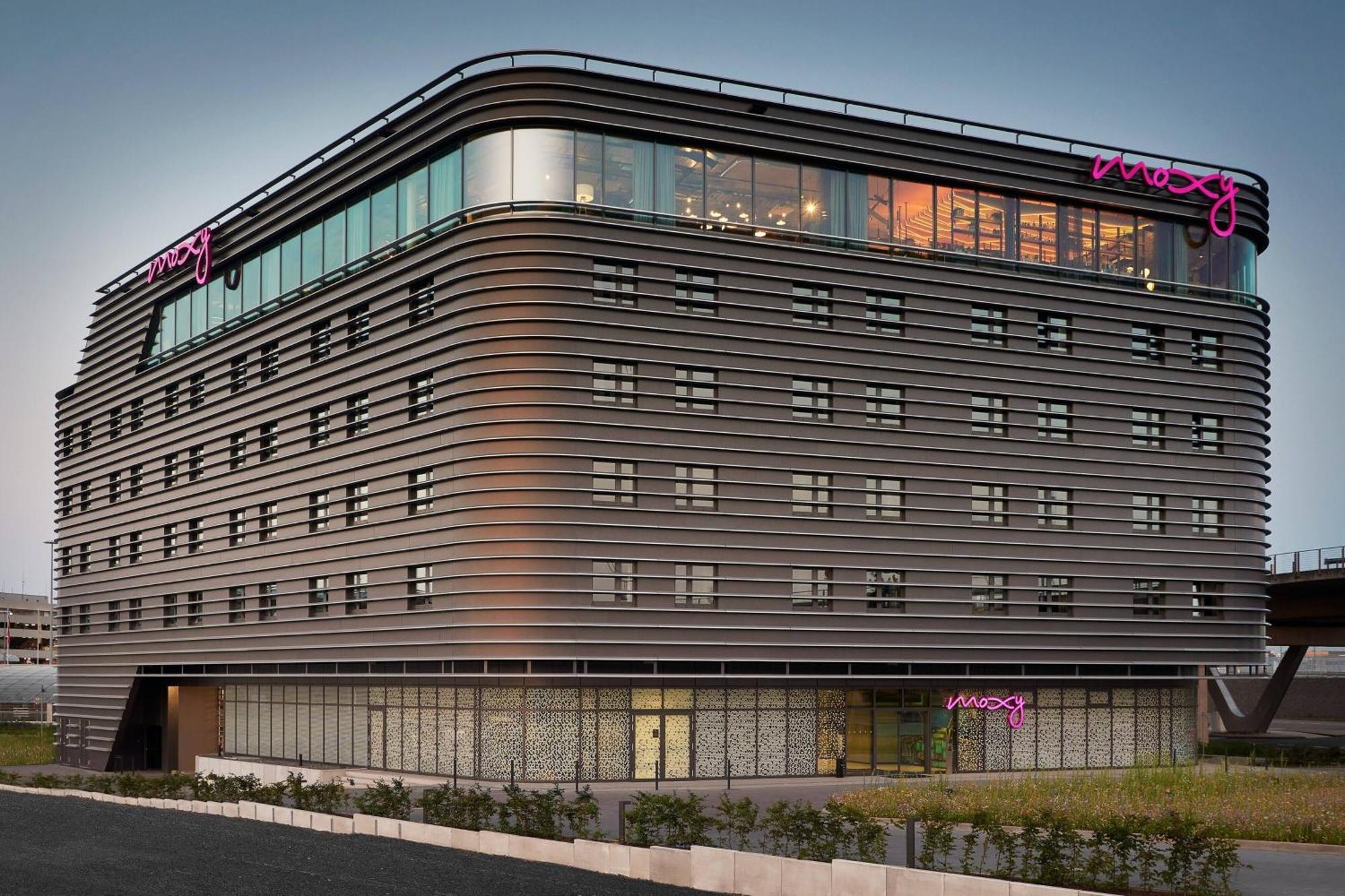 Hotel Moxy Cologne Bonn Airport Esterno foto