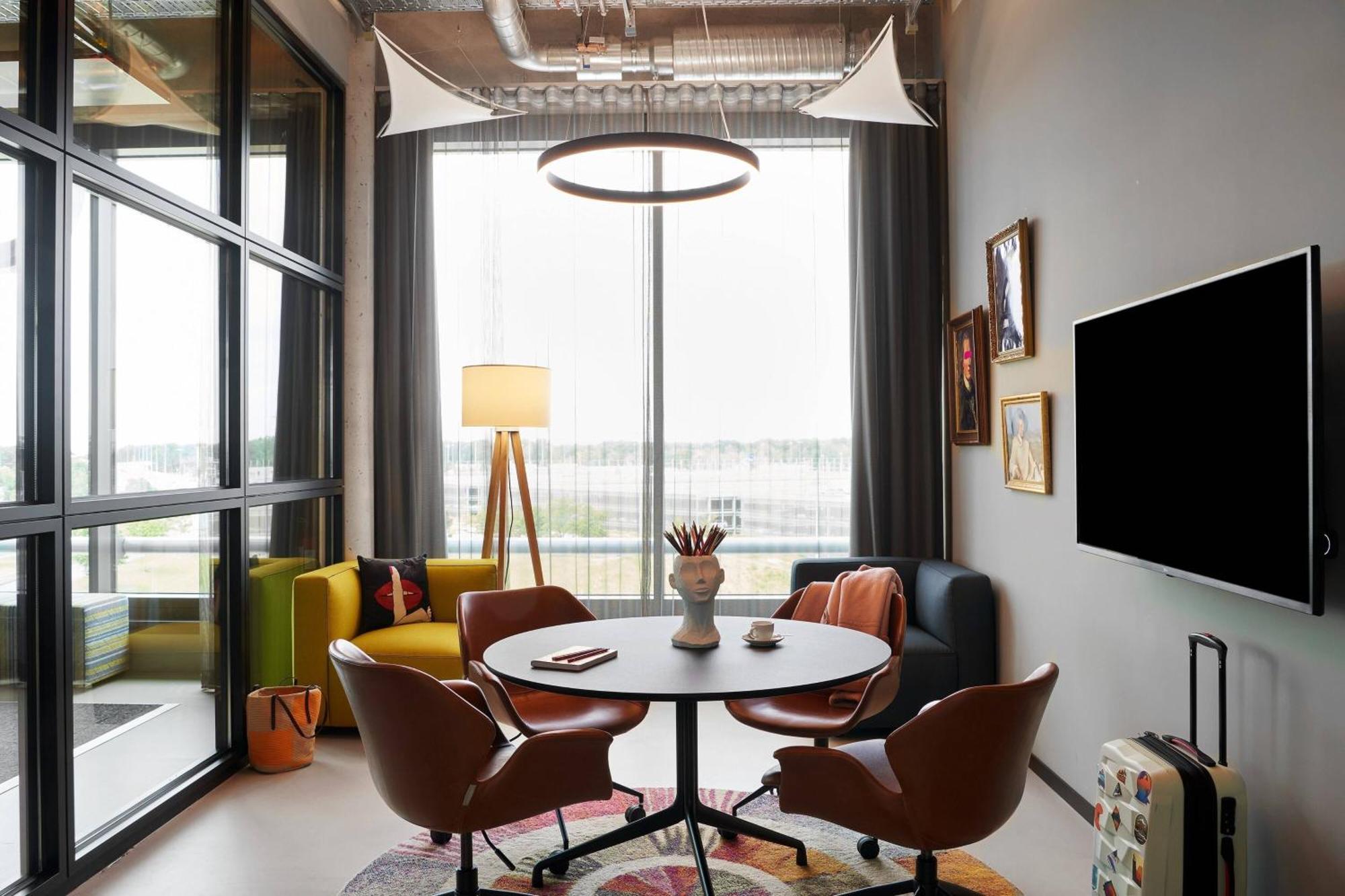 Hotel Moxy Cologne Bonn Airport Esterno foto