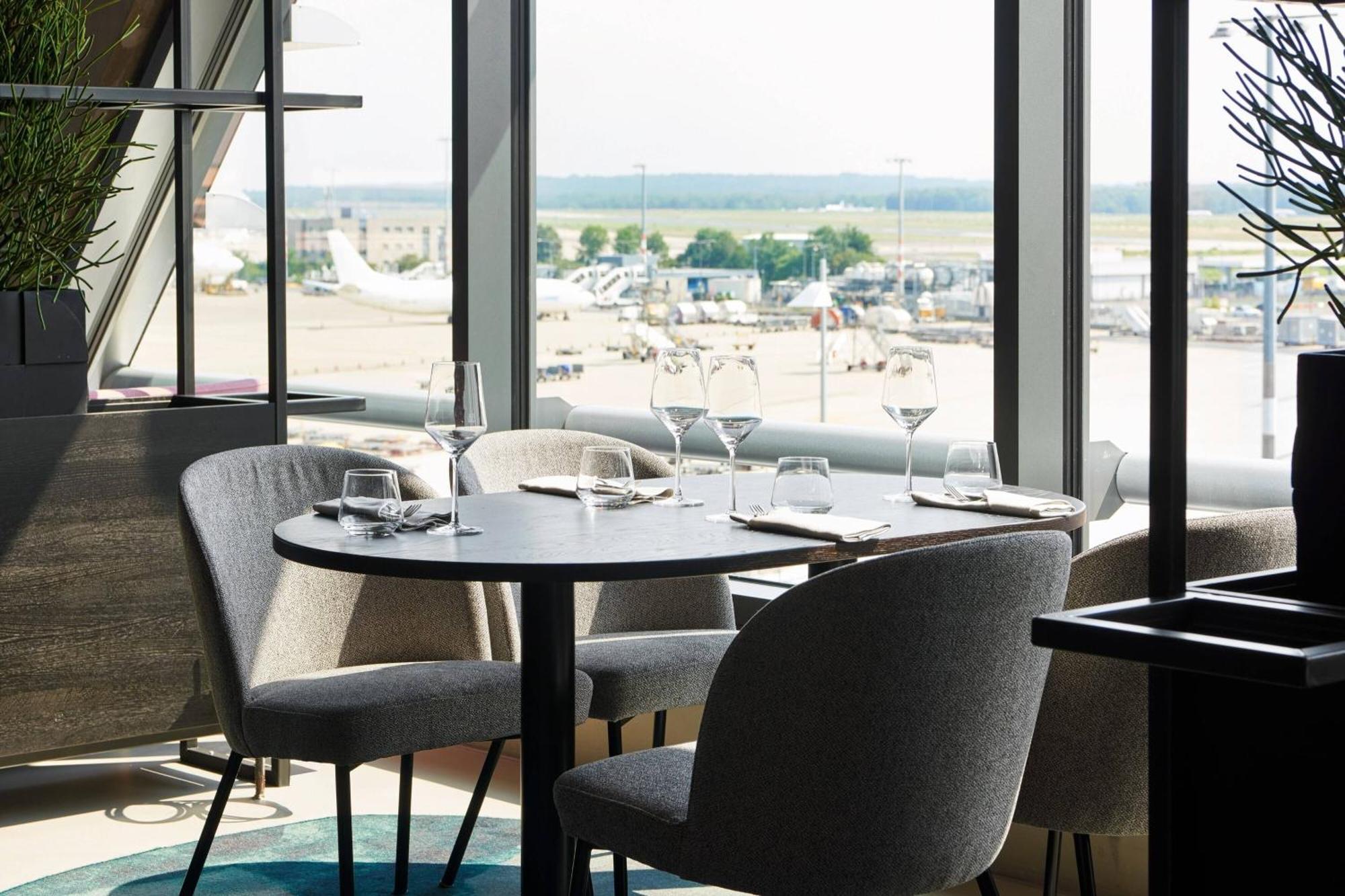 Hotel Moxy Cologne Bonn Airport Esterno foto
